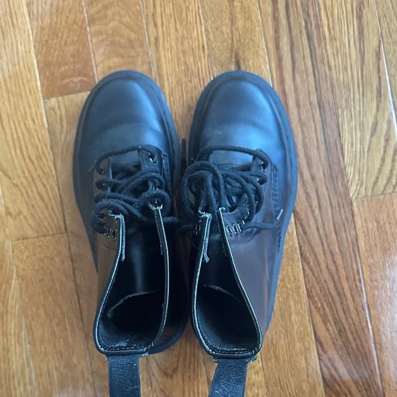 Black Dr Marten boots - Picture 2 of 7